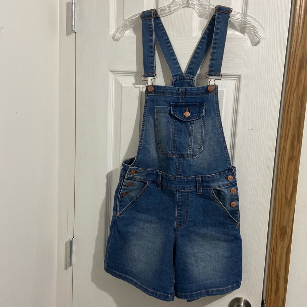 CI Sono girls blue denim with adjustable straps overalls shorts. Size S. Used.